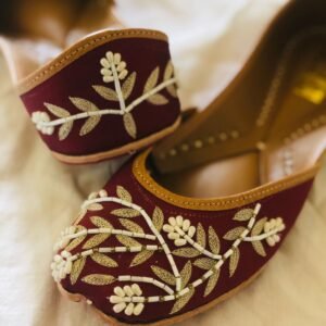 Leaf Maroon Juttis.