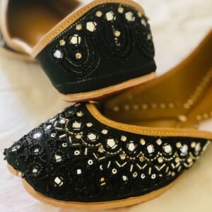 Accent Black Mirror Juttis.