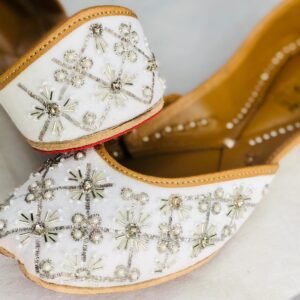 Sparkle White Juttis