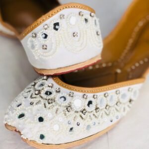 Accent White Juttis.